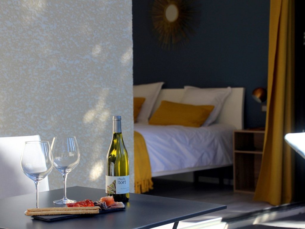 salle-eau-toilettes-separees-cloison-vitree-chambre-morphee-maison-chambre-hotes-montpellier