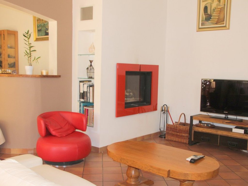 salon-banquette-cuir-blanc-design-plante-maison-chambres-hotes-montpellier