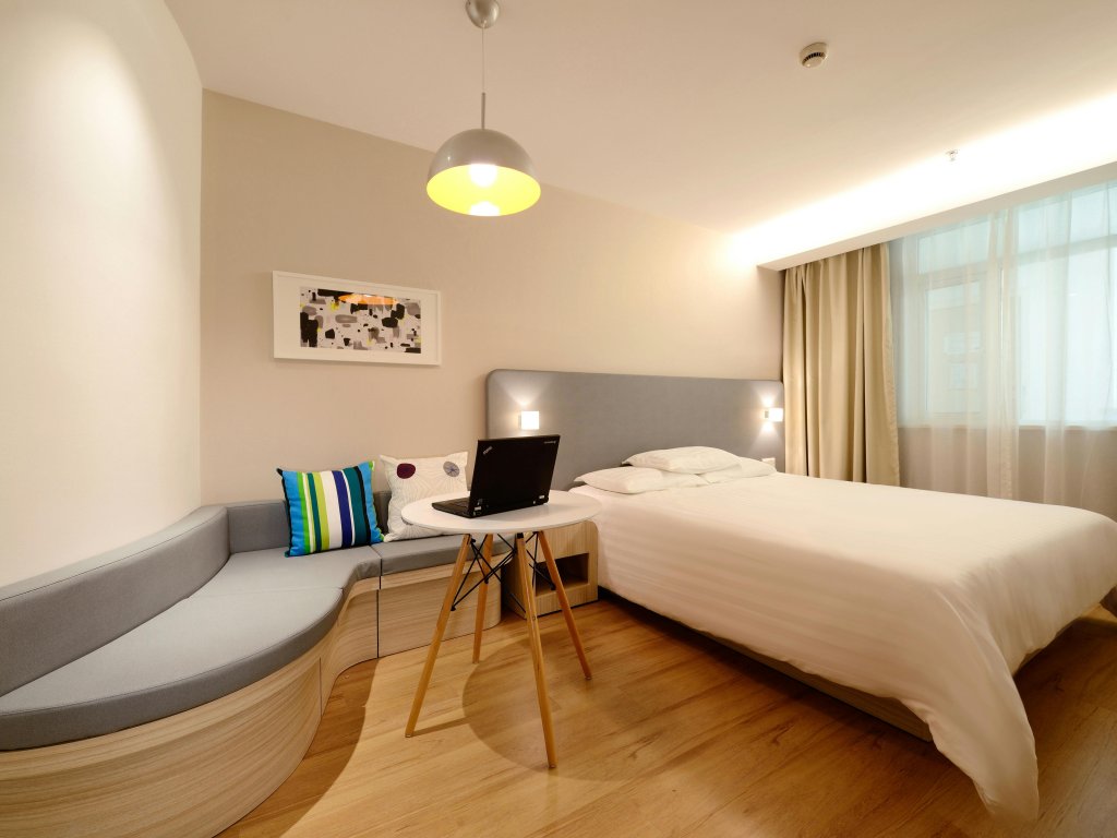 table-metal-deux-verres-bouteilles-vin-blanc-maison-chambre-hotes-montpellier