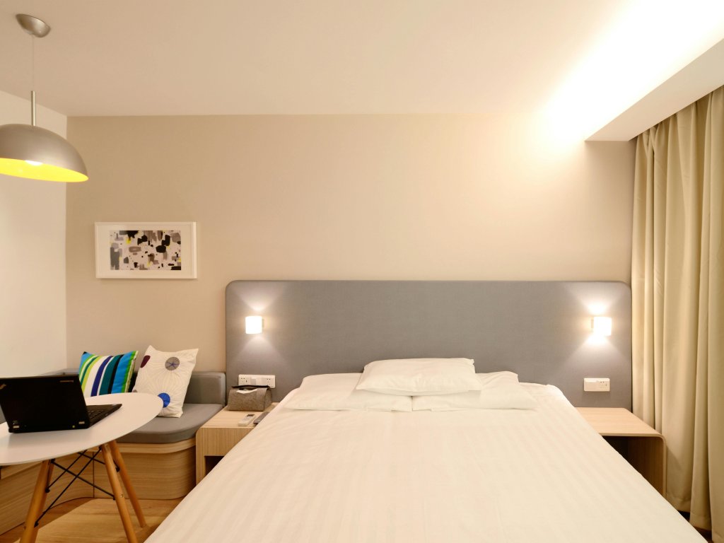 -chambre-hotes-montpellier-cassiopee-fauteuil-osier-couleur-jaune