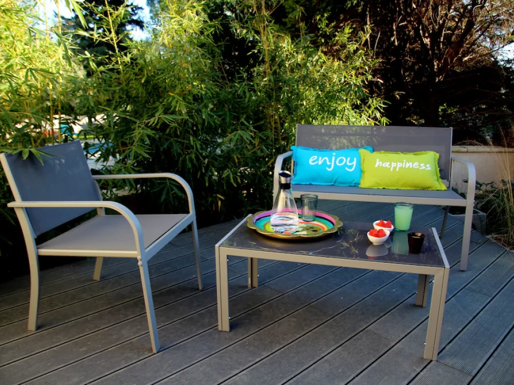 acces-terrasse-chemin-pelouse-verte-chambre-hotes-montpellier-herault