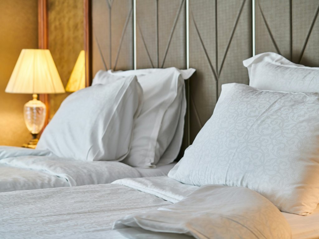 logo-maison-chambre-hotes-montpellier-jaune-soleil-feuille