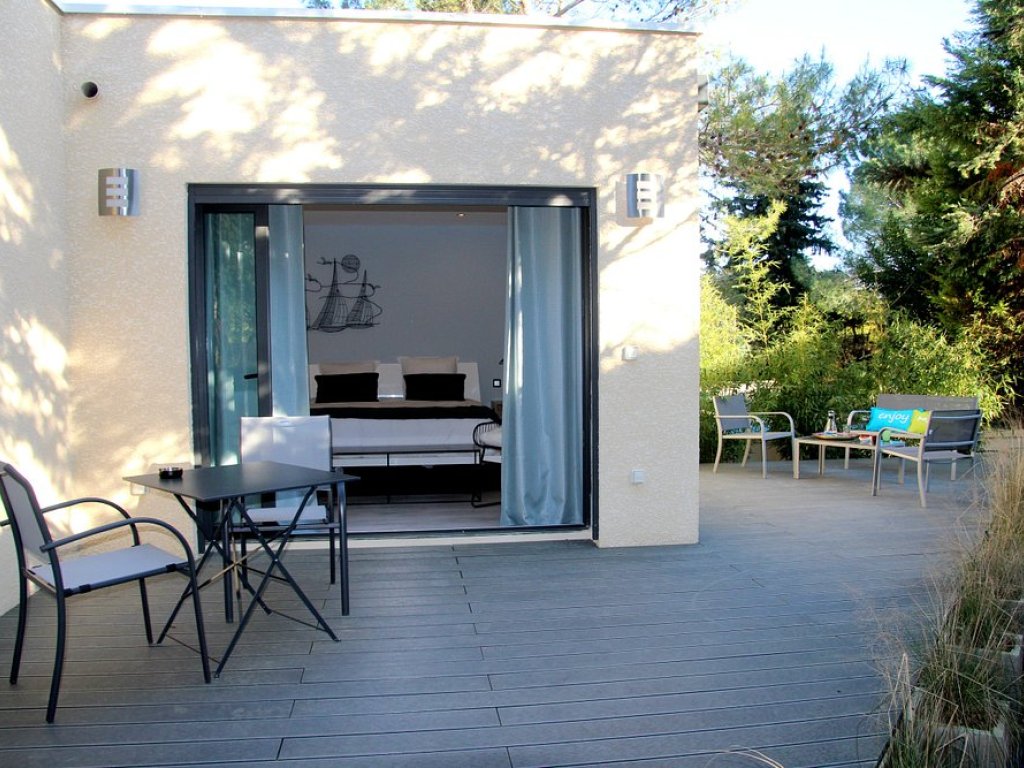 chambre-morphee-fauteuil-osier-cadre-metal-salle-de-bain-maison-chambre-hotes-montpellier