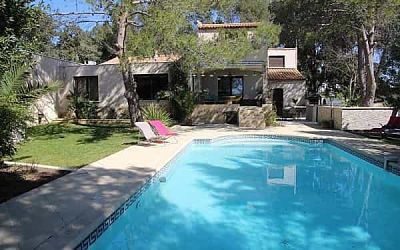 piscine-eau-bleu-bain-de-soleil-sur-plage-bronzage-detente-ecrin-verdure-maison-hote-montpellier