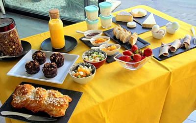 espace-petit-dejeuner-fruits-gateaux-jus-orange-chambre-hote-montpellier-hérault