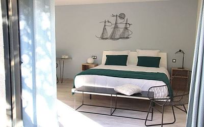 chambre-morphee-decoration-moderne-mobilier-bois-metal-salle-bain-climatisation-tv-maison-hote-montpellier