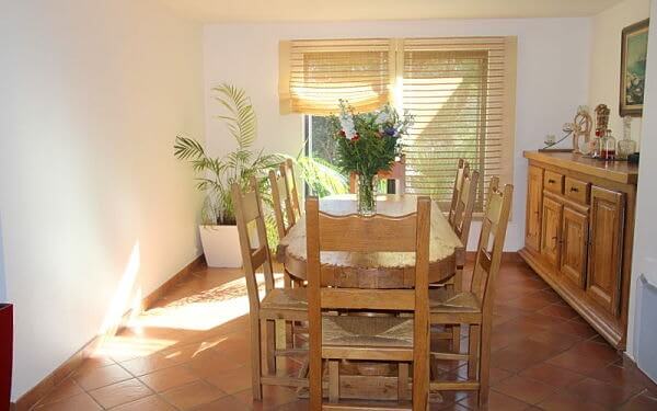 salle-a-manger-petit-dejeuner-diner-mobilier-bois-bahu-eclairage-large-baie-vitree-maison-hote-montpellier