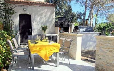 table-exterieure-petit-dejeuner-diner-repas-qualité-convicialite-maison-hote-montpellier