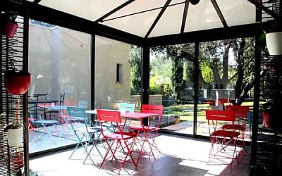 veranda-vitree-ouverture-lecture-the-ou-cafe-detente-rencontre-chambre-hote-montpellier